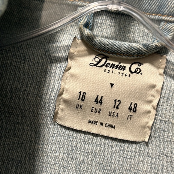 Embroidered back, ladies jean jacket, size 12 -mint condition - Picture 4 of 6